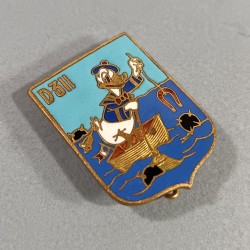 INSIGNE MILITAIRE MARINE NATIONALE DRAGUEUR DE MINES D311 DONALD FABRICATION 1940 AUGIS LYON PAR AUT. DE WALT DISNEY